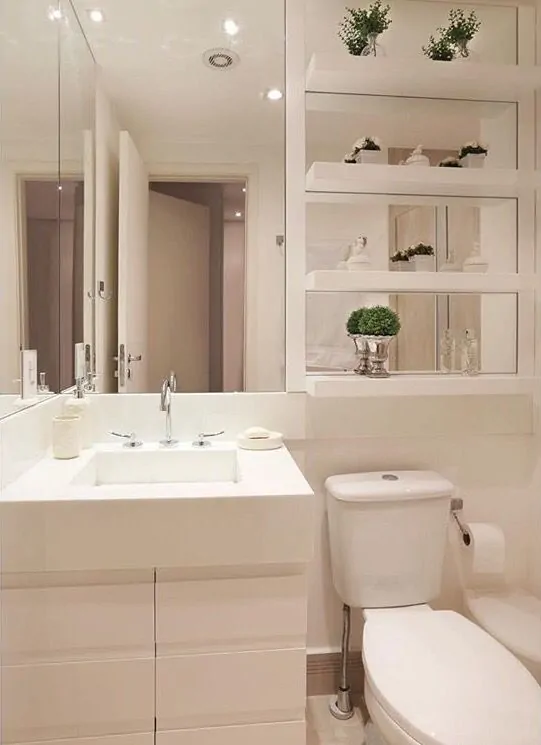 Banheiro branco com móveis sob medida brancos