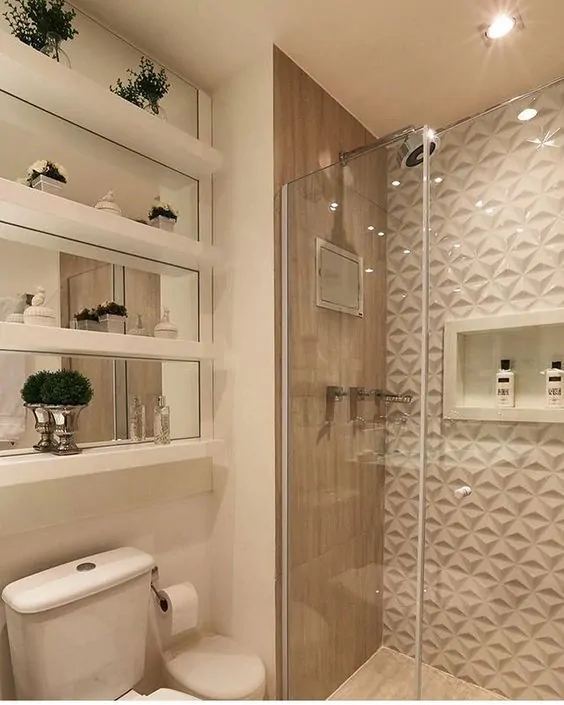 Banheiro branco com parede 3D e porcelanato que imita madeira