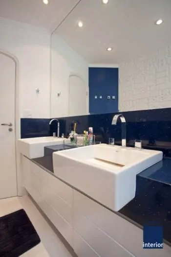 Banheiro branco com tampo em silestone azul escuro