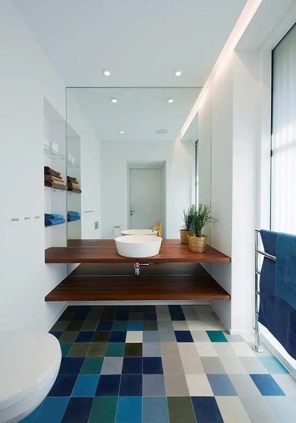 Banheiro branco com piso colorido azul