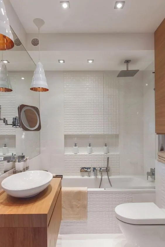 Banheiro com banheira branco e detalhes em madeira