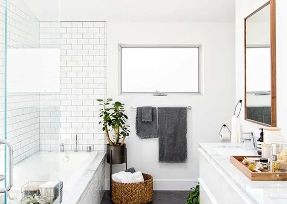 Banheiro com banheira branco com piso preto