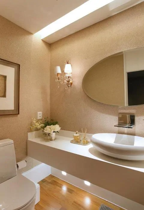 Ideia para decorar banheiro clean com papel de parede e tampo branco de quartzo