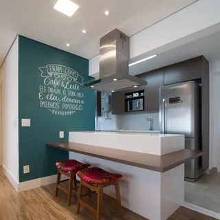 cozinha preta e branca com parede colorida