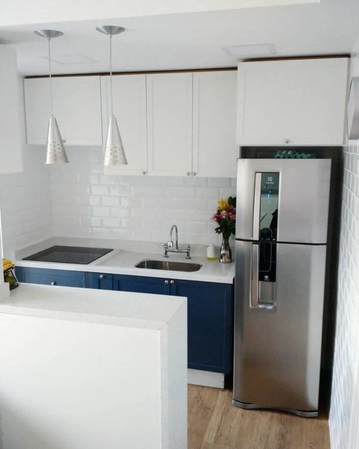 Tem uma cozinha pequena? Que tal planejar fazer móveis brancos com azul?