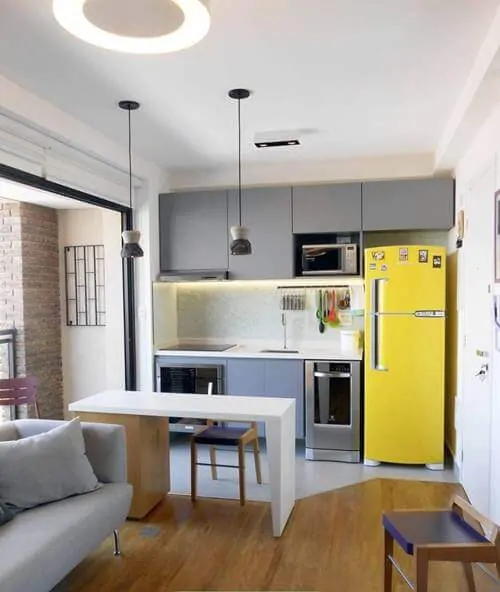 cozinha planejada pequena com geladeira amarela