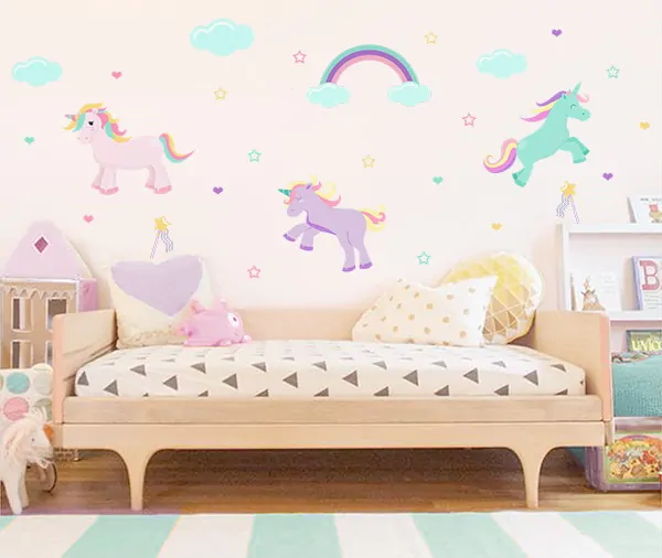quarto colorido com adesivos de unicornio