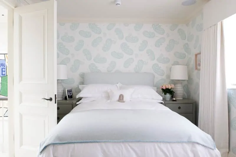 Dormitório com cores claras e aconchegante, com tons de azul claro