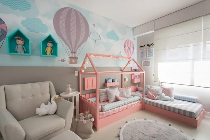 quarto montessoriano de bebe com nuvens