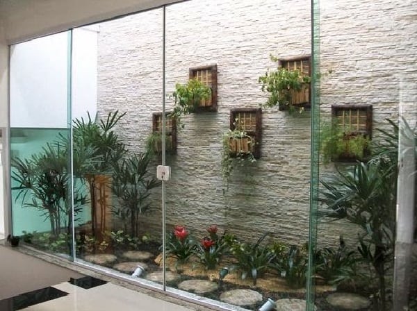 jardim de inverno com pedras na parede