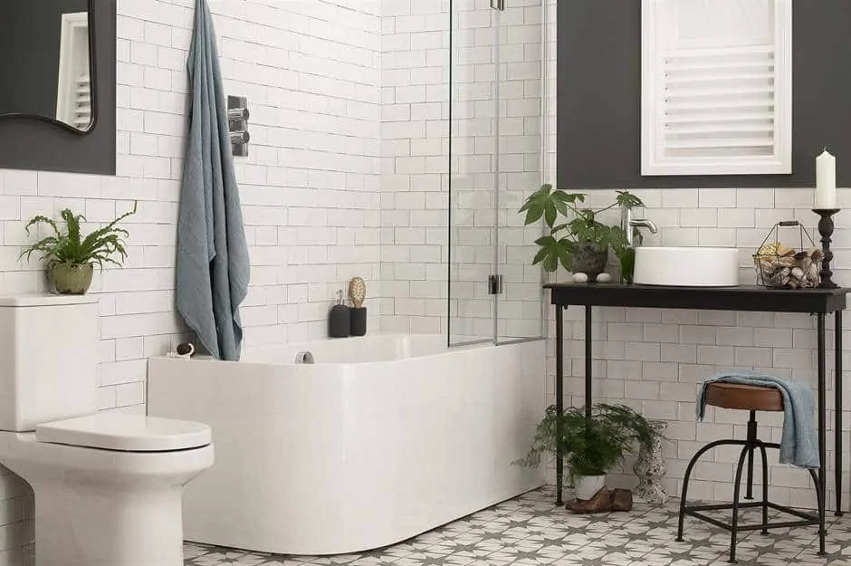 Projeto de banheiro simples em preto e branco