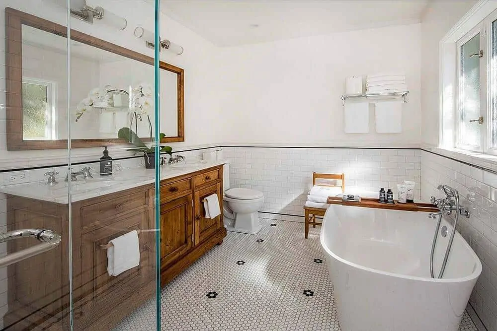 Decoração de banheiro branco com móvel de madeira