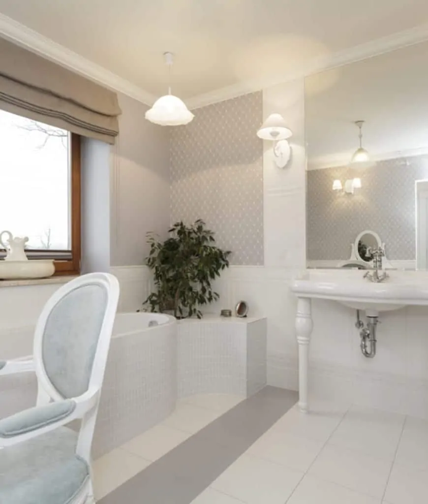 Banheiro branco de luxo com cadeira