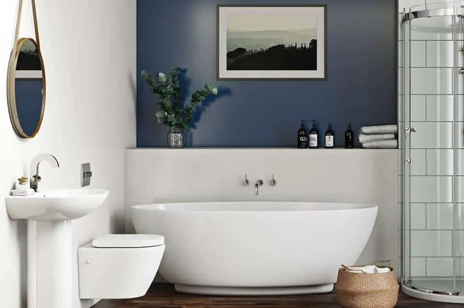 Decoração moderna de banheiro branco com parede azul