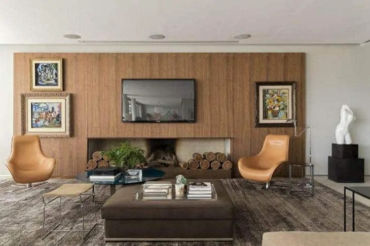sala moderna com lareira a lenha embaixo da tv